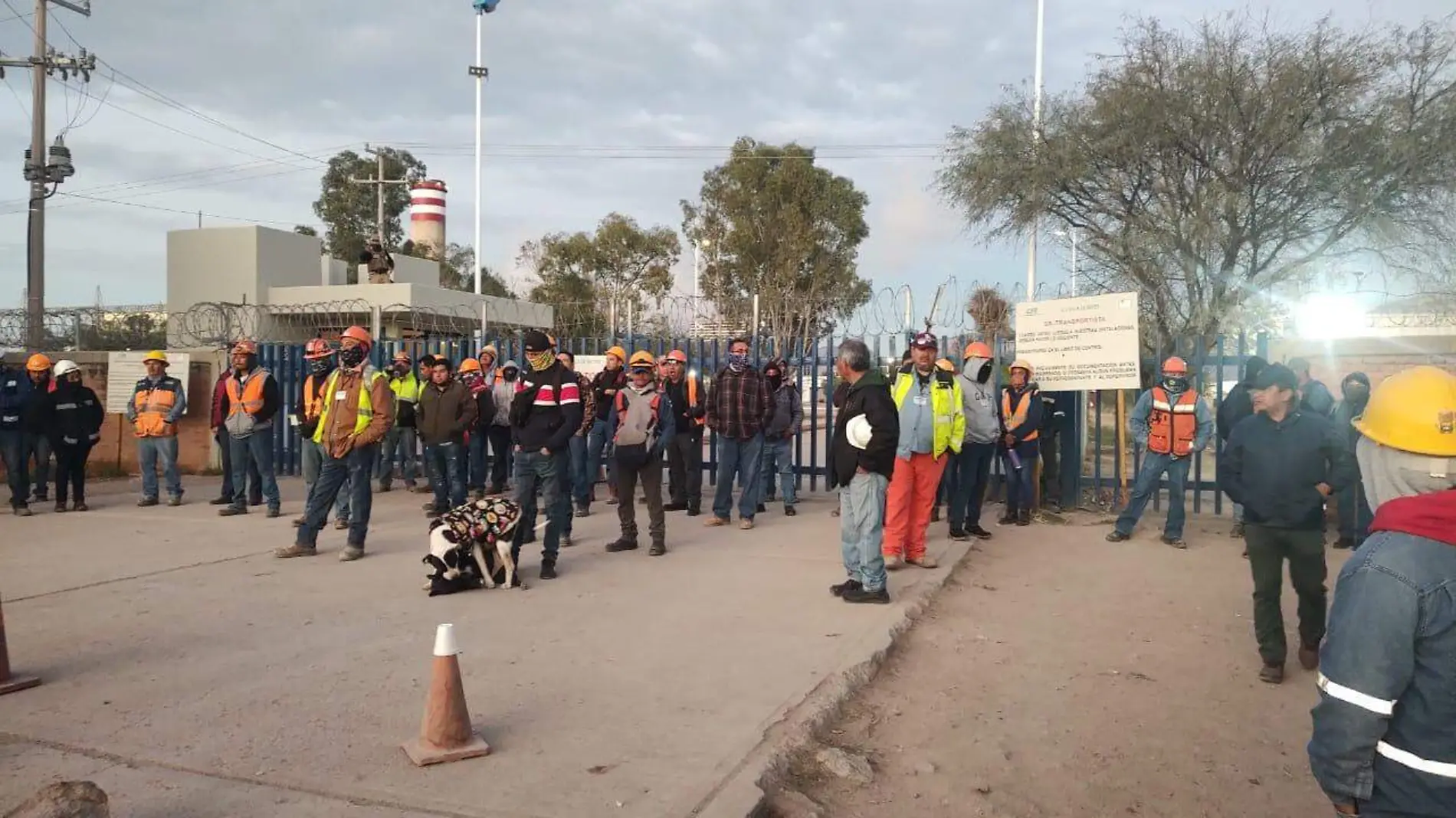 Trabajadores bloquean acceso a termoeléctrica (1)